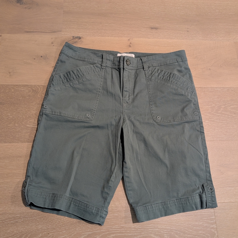 Gloria Vanderbilt Khaki Cargo Bermuda Green Long Shorts Full Coverage Size 10